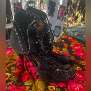 Vintage Promise suede lace up stiletto booties. Sz 9